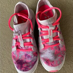 Under Armour shoes youth sz 6. Good Condition